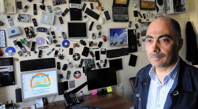 Dizüstü bilgisayardan duvar saati, monitörden çerçeve yapıyor